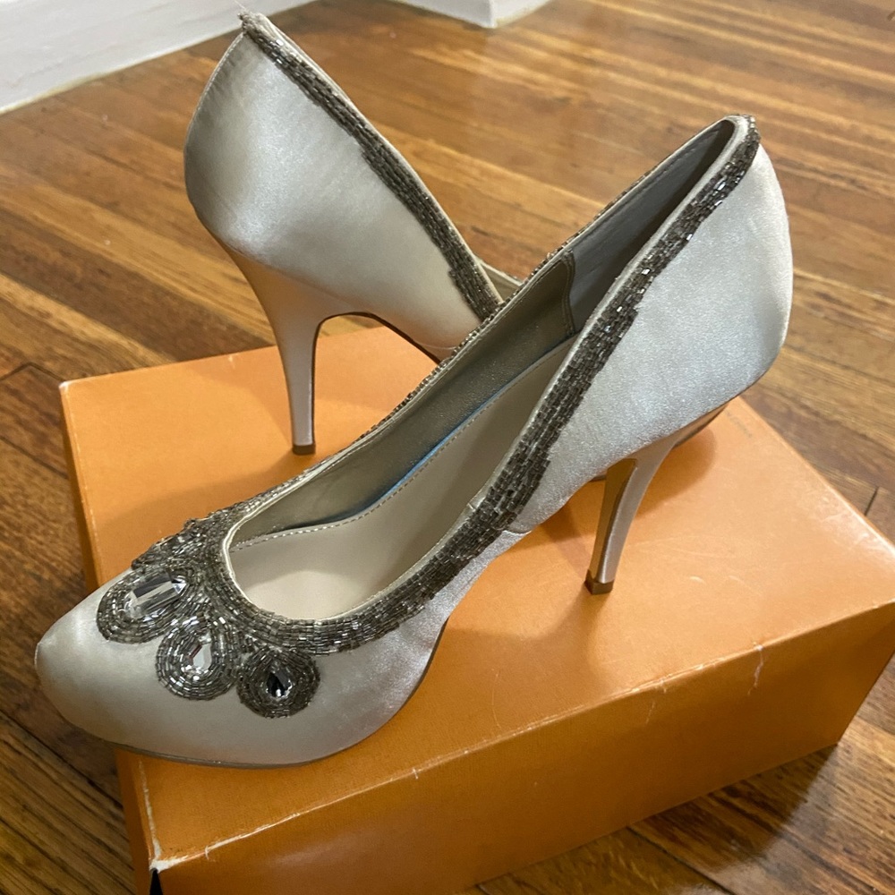 Beautiful Vero Cuoio silky pumps with stones
